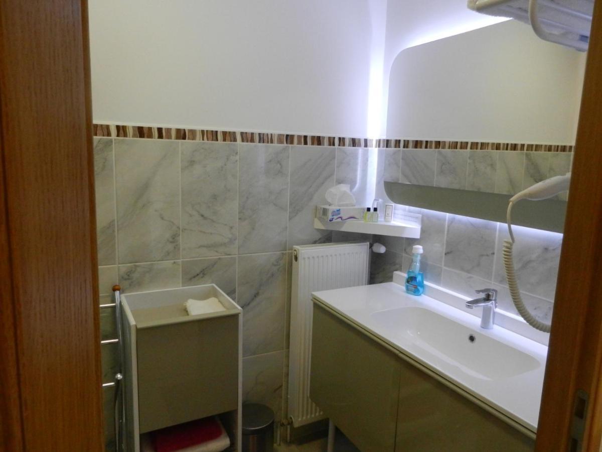 Hotel Les Charmilles De Mormal Landrecies Bagian luar foto