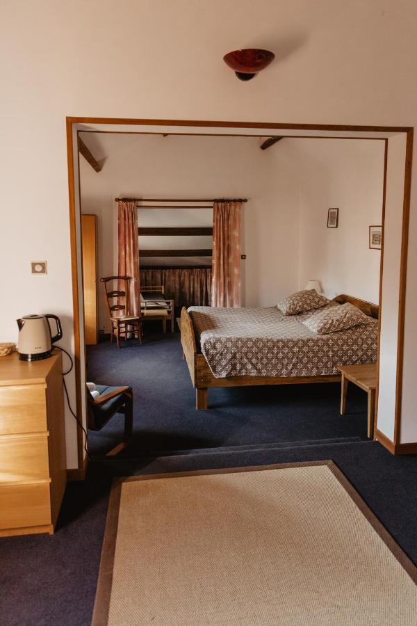 Hotel Les Charmilles De Mormal Landrecies Bagian luar foto
